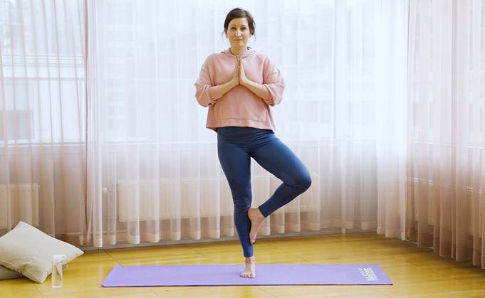 Encuentra tu equilibrio: Cuatro posturas básicas de yoga que
