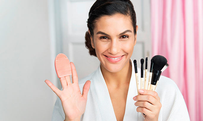 Cómo limpiar las brochas de maquillaje