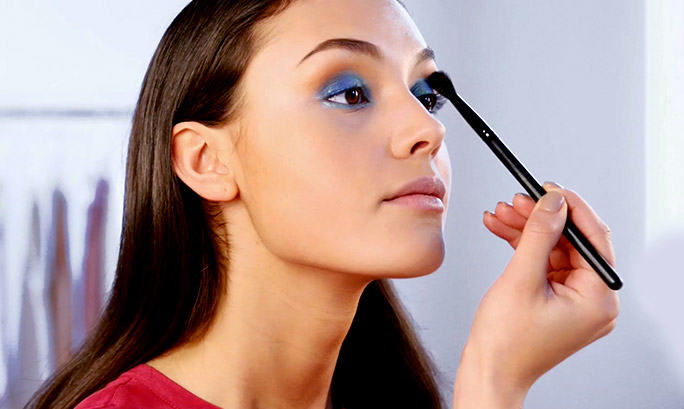 Mirada azul eléctrico | Oriflame Cosmetics
